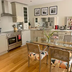  Apartment Chic 2b Centre Flat & Patio , Close To Castle